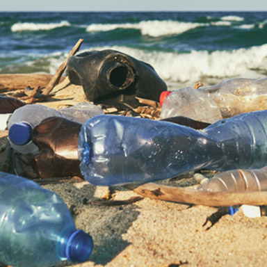 Strand mit Plastik