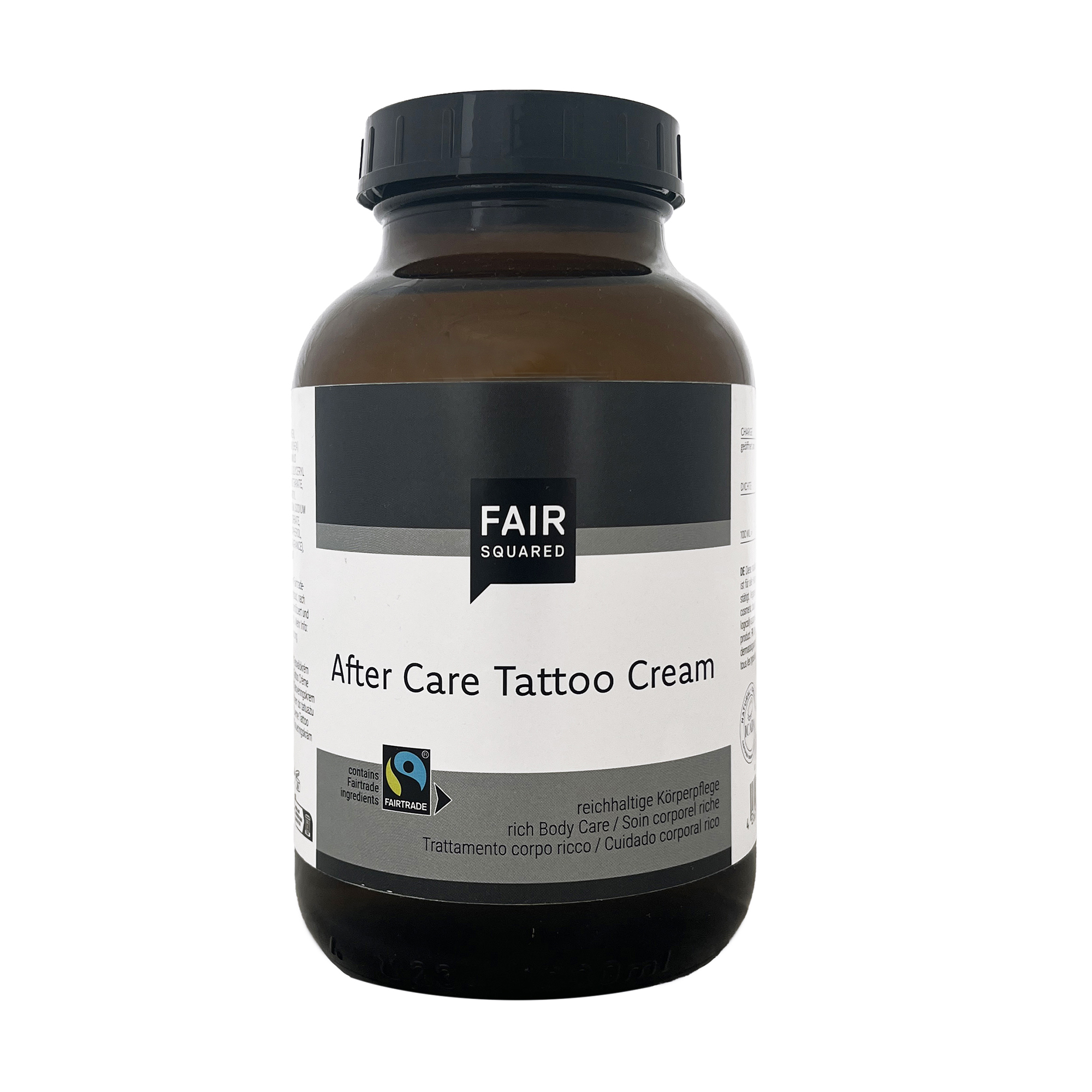 FAIR SQUARED After Care Tattoo Cream im 1000-ml in der Braunglasflasche mit schwarzen Kunststoffdeckel. Reichhaltige vegane Tattoo-Pflegecreme mit Fairtrade-Sheabutter, zertifizierter Naturkosmetik und dermatologisch bestätigter Rezeptur für die tägliche Pflege vollständig verheilter tätowierter Haut.